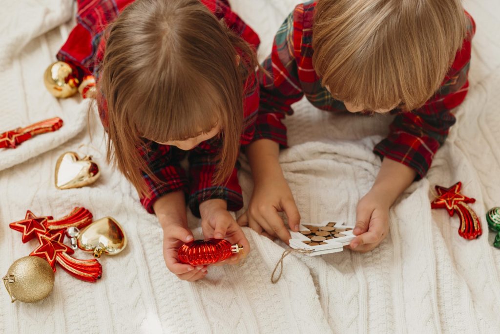 Enfants d' une famille en pleine activités de noël : la création de décoration de noël