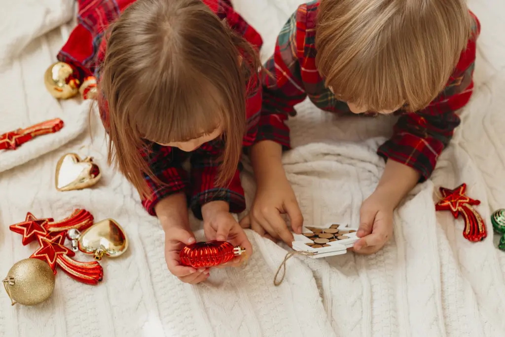 Enfants d' une famille en pleine activités de noël : la création de décoration de noël